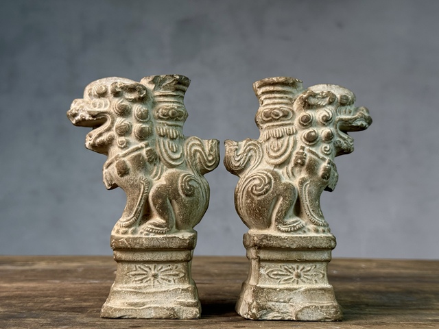 古玩陶瓷獅子燭臺一對拍賣,當前價格2500元