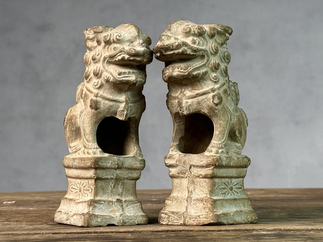 古玩陶瓷獅子燭臺一對拍賣,當前價格2500元