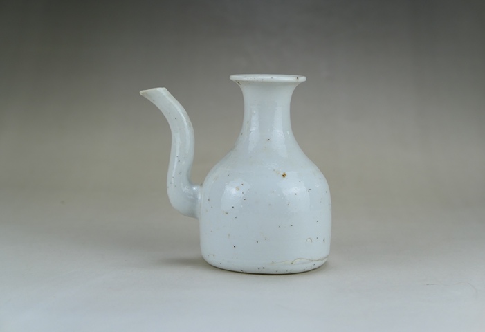 古玩陶瓷清代.甜白釉單手執壺拍賣,當前價格280元