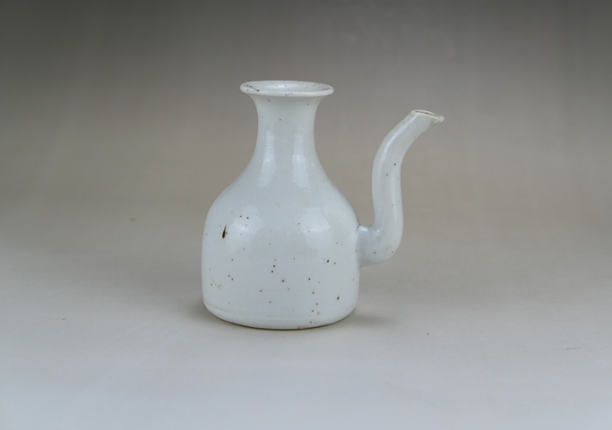 古玩陶瓷清代.甜白釉單手執壺拍賣,當前價格280元