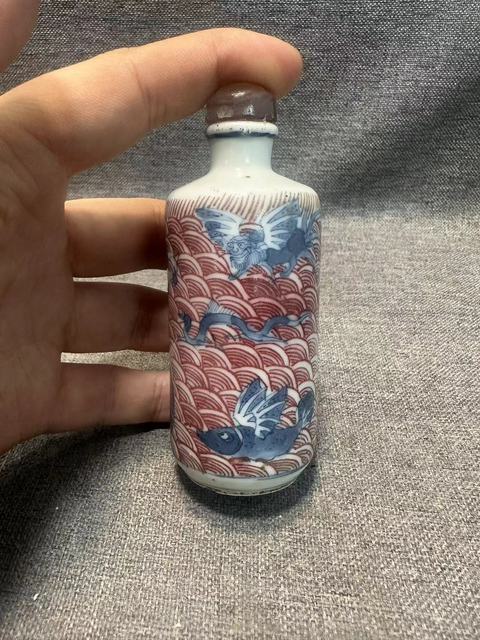 古玩陶瓷道光青花釉里紅海八怪鼻煙壺(有鼻煙+黃金蓋紐)拍賣，當(dāng)前價格18888元