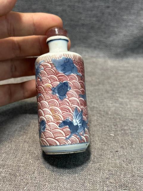 古玩陶瓷道光青花釉里紅海八怪鼻煙壺(有鼻煙+黃金蓋紐)拍賣，當(dāng)前價格18888元