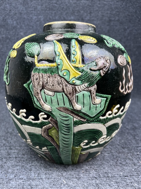 墨地堆塑瑞獸紋罐拍賣，當前價格3588元