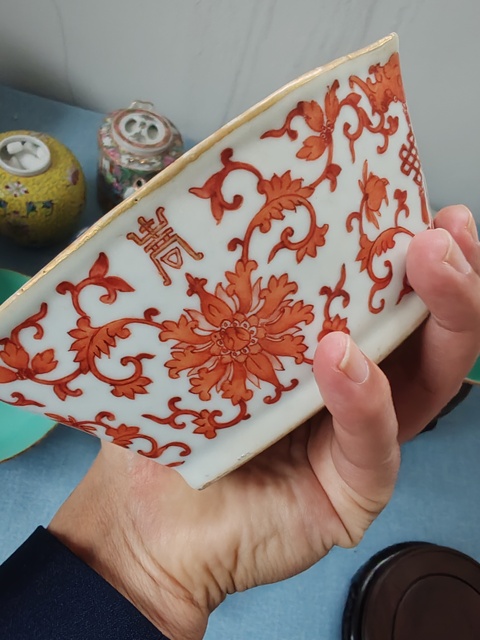古玩陶瓷清中晚時期礬紅福壽圖角盤拍賣,當前價格2680元