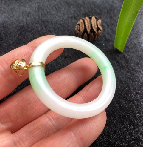 古玩玉器天然翡翠雕“素紋環”拍賣,當前價格7500元
