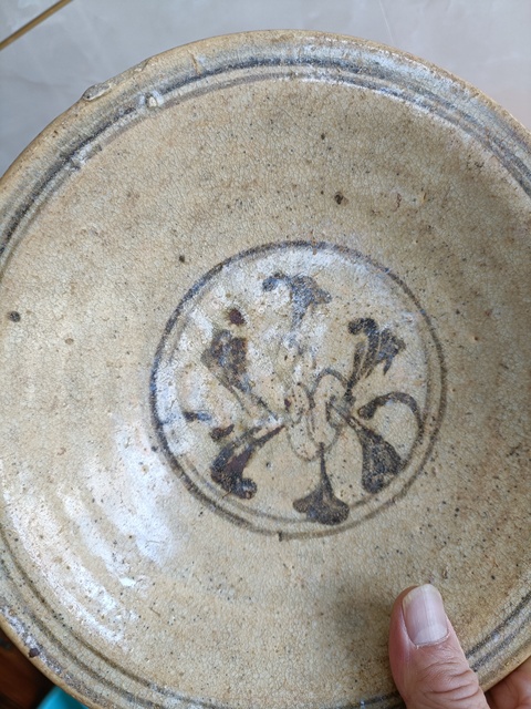 古玩陶瓷館藏級絕品宋代青花花卉紋折沿大盤拍賣,當前價格98000元