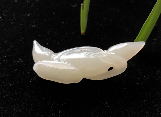 古玩玉器和田玉雕“蓮藕”掛件拍賣，當(dāng)前價(jià)格9500元