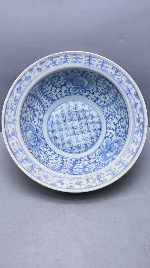 古玩陶瓷青花淡描花卉紋折沿盆真品鑒賞圖