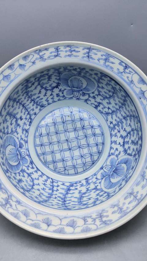 古玩陶瓷青花淡描花卉紋折沿盆真品鑒賞圖