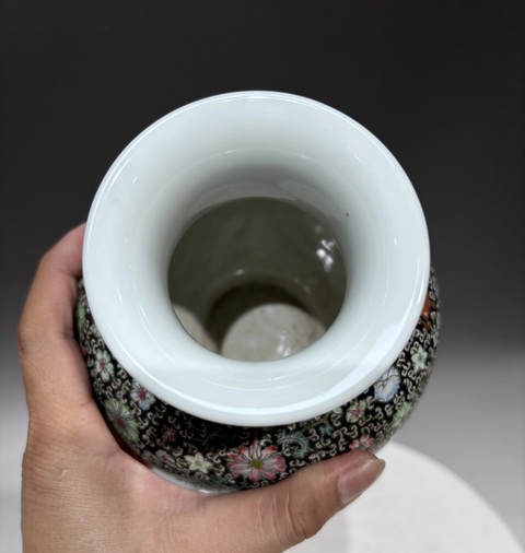 古玩陶瓷民國解放初·墨地粉彩纏枝花卉紋瓶 真品鑒賞圖