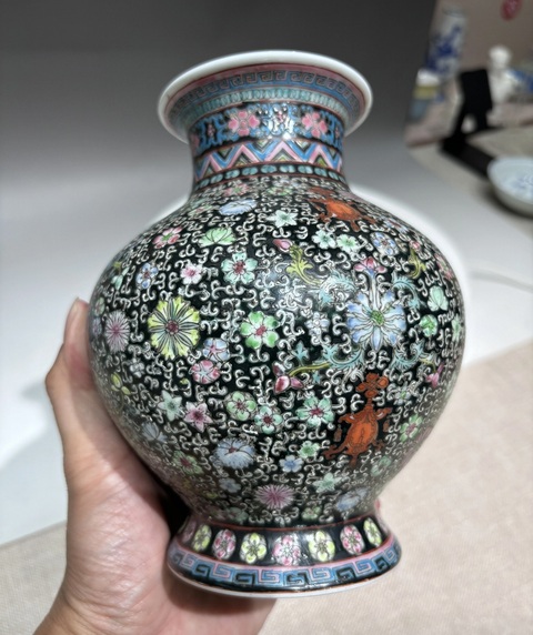古玩陶瓷民國解放初·墨地粉彩纏枝花卉紋瓶 真品鑒賞圖
