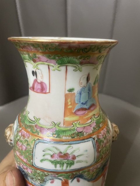 古玩陶瓷廣彩開窗人物雙耳瓶拍賣,當前價格2800元