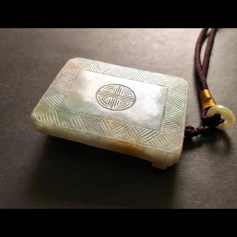 古玩玉器清代天然翡翠雕“團(tuán)壽紋”帶扣拍賣，當(dāng)前價(jià)格9999元