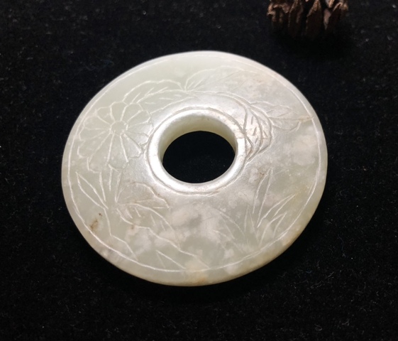 古玩玉器清代和田玉雕“花卉紋璧”拍賣，當前價格7500元