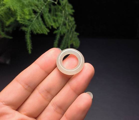古玩玉器和田玉素環(huán)拍賣,當(dāng)前價格2600元