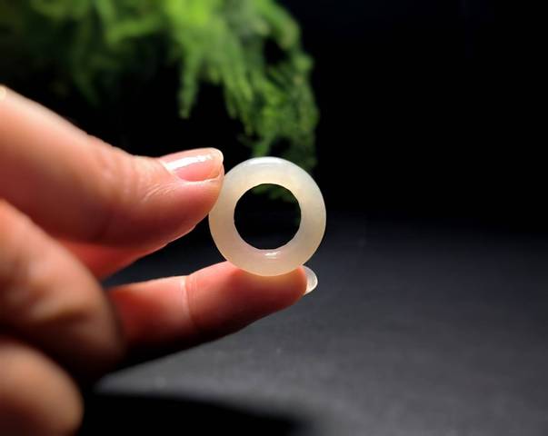 古玩玉器和田玉素環(huán)拍賣,當(dāng)前價格2600元