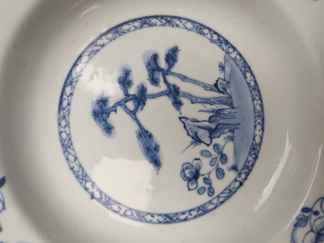 古玩陶瓷清雍乾青花洞石花卉紋折腰賞盤拍賣，當前價格880元