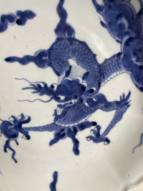 古玩陶瓷清早期 青花過(guò)墻龍紋盤(pán)拍賣,當(dāng)前價(jià)格2800元