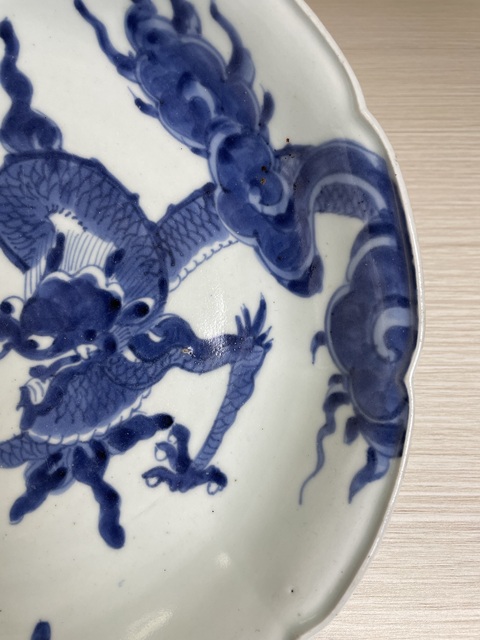 古玩陶瓷清早期 青花過(guò)墻龍紋盤(pán)拍賣,當(dāng)前價(jià)格2800元