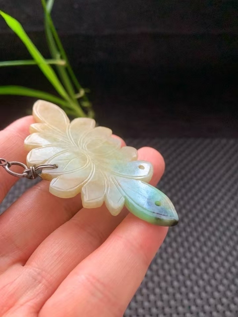 古玩玉器清代天然翡翠雕“花卉佩”拍賣,當(dāng)前價(jià)格3500元
