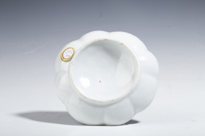 古玩陶瓷清乾隆·青花花卉紋堆塑螭龍柄燭臺拍賣，當前價格12800元