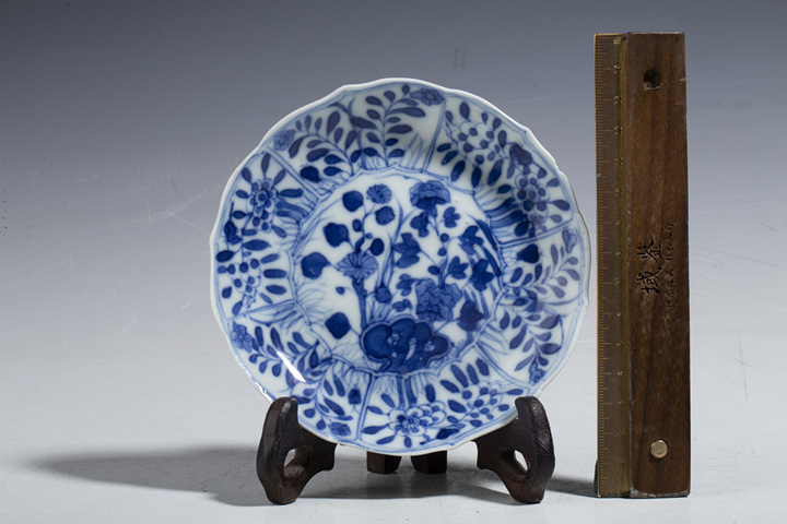 古玩陶瓷清光緒·青花開窗洞石花卉紋花口碟
真品鑒賞圖