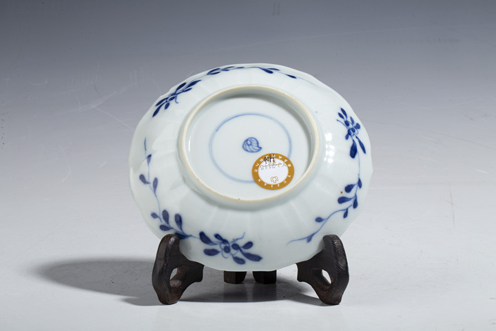 古玩陶瓷清光緒·青花開窗洞石花卉紋花口碟
真品鑒賞圖