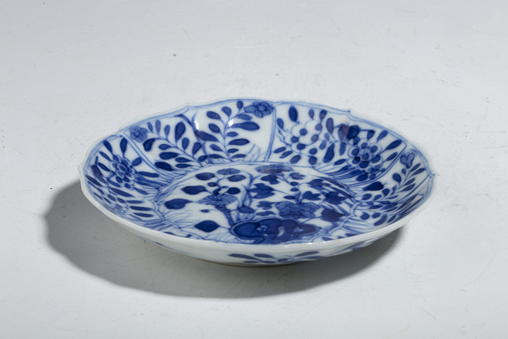 古玩陶瓷清光緒·青花開窗洞石花卉紋花口碟
真品鑒賞圖