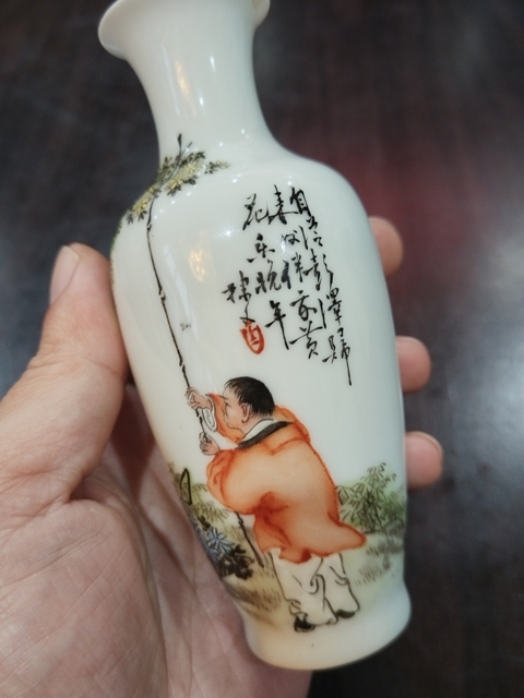 古玩陶瓷粉彩人物故事紋撇口瓶拍賣，當前價格3000元