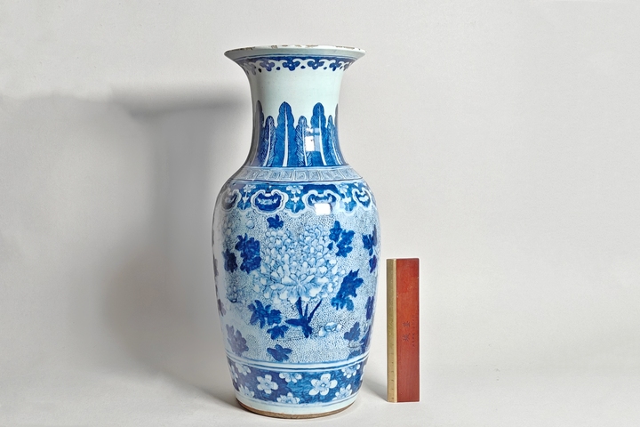 古玩陶瓷清晚期·青花蕉葉如意大葉牡丹紋羅漢瓶拍賣,當前價格6000元