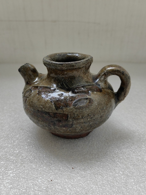 古玩陶瓷褐釉刻花執壺拍賣,當前價格580元