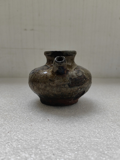 古玩陶瓷褐釉刻花執壺拍賣,當前價格580元