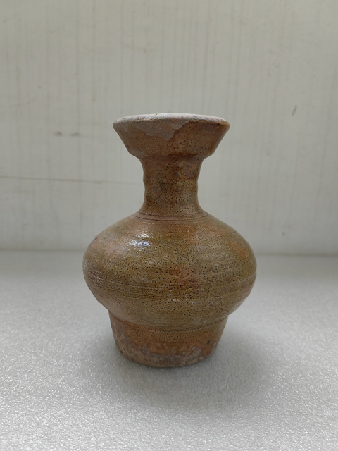 古玩陶瓷黃綠釉盤口瓶拍賣，當前價格999元