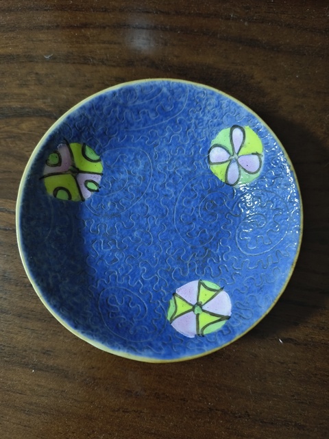 域鉴古玩】清中期粉彩蓝地轧道皮球花纹小碟鉴定结果_清中期粉彩