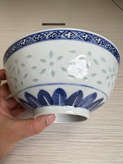 古玩陶瓷清晚期 青花團鶴紋玲瓏瓷碗（康熙官窯款）拍賣，當前價格2500元