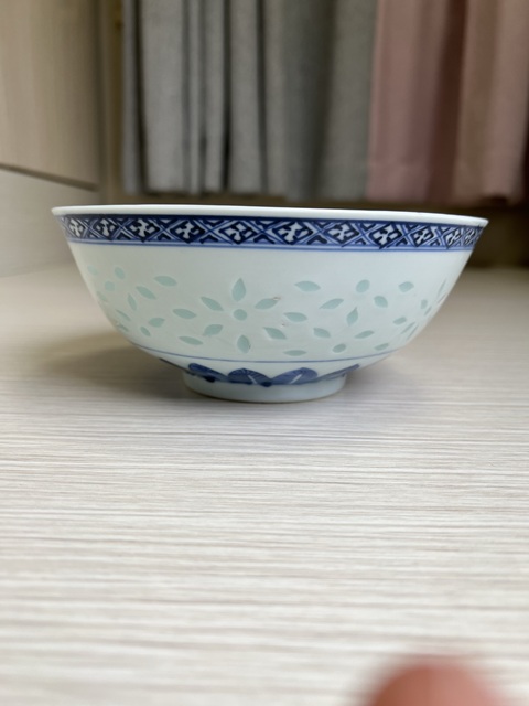 古玩陶瓷清晚期 青花團鶴紋玲瓏瓷碗（康熙官窯款）拍賣，當前價格2500元