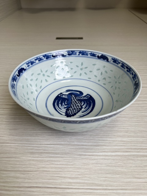 古玩陶瓷清晚期 青花團鶴紋玲瓏瓷碗（康熙官窯款）拍賣，當前價格2500元
