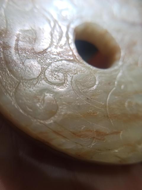 古玩玉器明代滿沁和田玉雕“魚化龍紋璧”拍賣,當前價格26800元