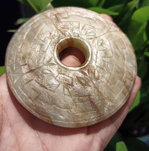 古玩玉器明代滿沁和田玉雕“魚化龍紋璧”拍賣,當前價格26800元