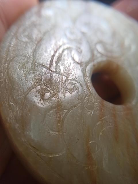古玩玉器明代滿沁和田玉雕“魚化龍紋璧”拍賣,當前價格26800元
