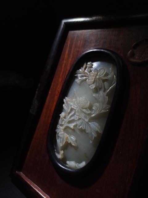 古玩玉器收藏級清代精工和田玉雕“花卉瓦佩”拍賣,當前價格25800元