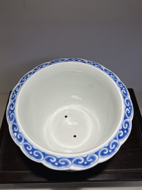 古玩陶瓷青花龍紋花盆真品鑒賞圖