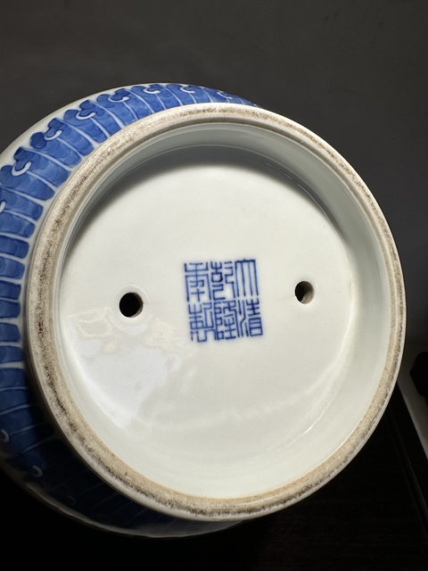 古玩陶瓷青花龍紋花盆真品鑒賞圖