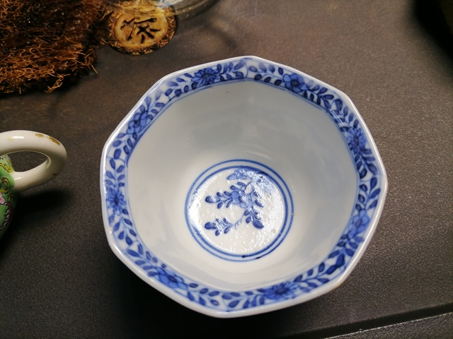 古玩陶瓷青花洞石花卉紋八方杯真品鑒賞圖