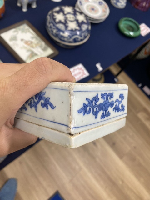 古玩陶瓷人物紋青花蓋盒真品鑒賞圖