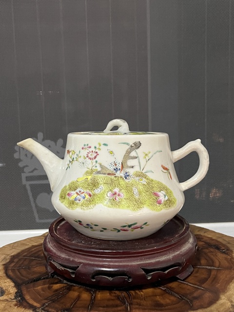 古玩陶瓷粉彩花蝶海燕圖茶壺真品鑒賞圖