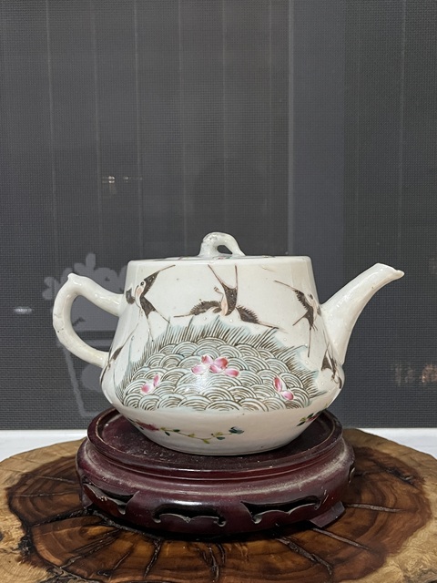 古玩陶瓷粉彩花蝶海燕圖茶壺真品鑒賞圖