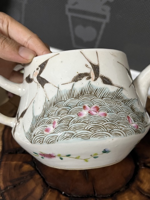 古玩陶瓷粉彩花蝶海燕圖茶壺真品鑒賞圖