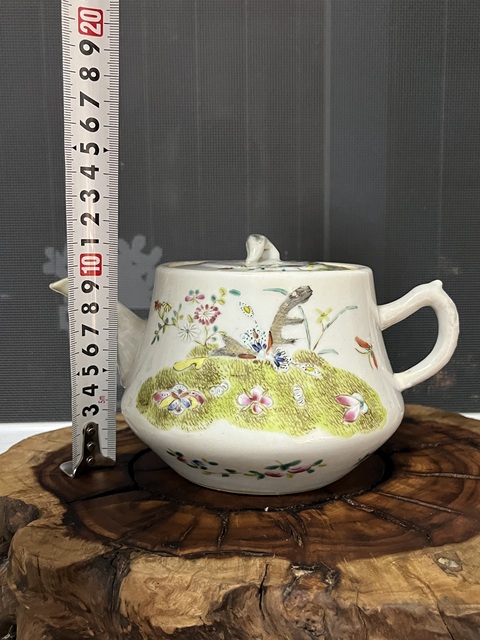 古玩陶瓷粉彩花蝶海燕圖茶壺真品鑒賞圖