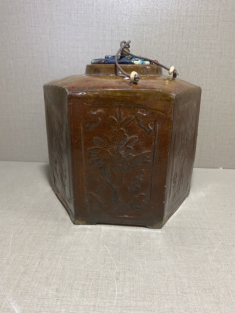 古玩陶瓷褐釉花卉紋六方茶葉罐拍賣，當(dāng)前價(jià)格580元